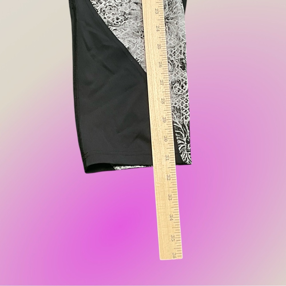 Lululemon Sweat and Repeat Leggings Cropped Size 12 - Picture 5 of 6